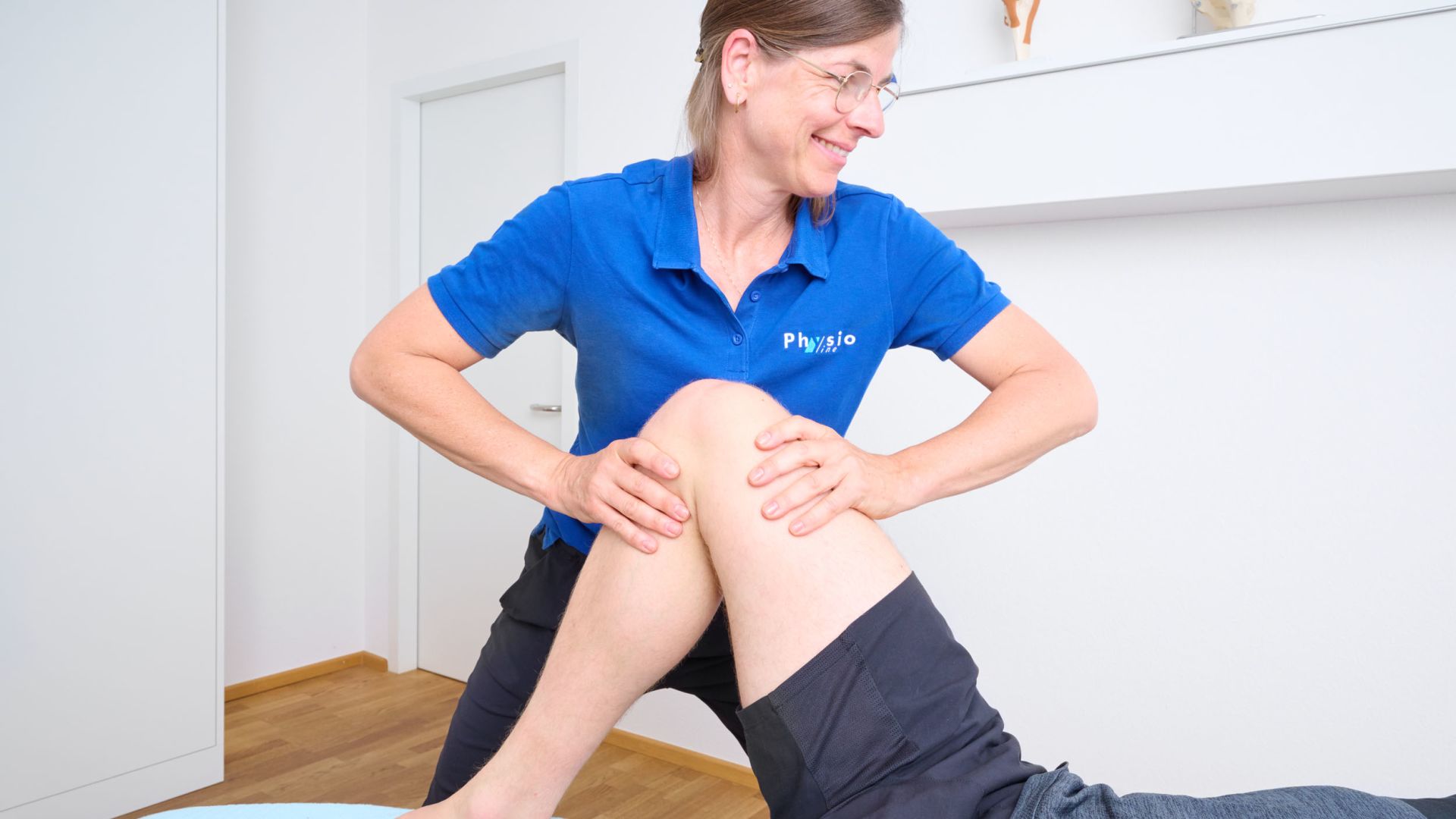 Physiotherapeutin behandelt eine Patientin bei Physioline Zumikon