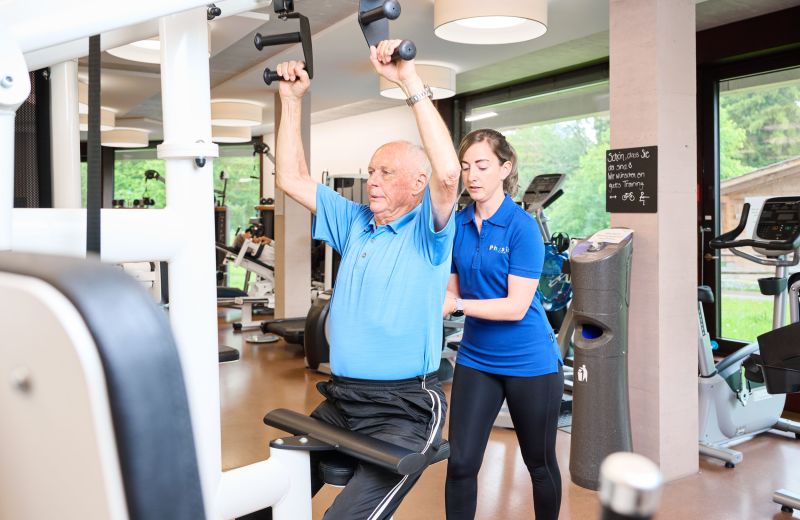 Medizinische Trainingstherapie an Geräten bei Physioline Forch