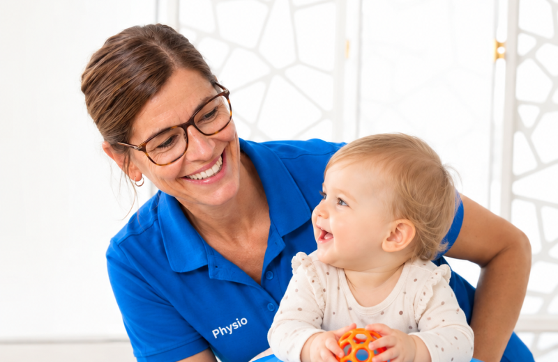 Kinderphysiotherapie mit einem Säugling bei Physioline Zumikon